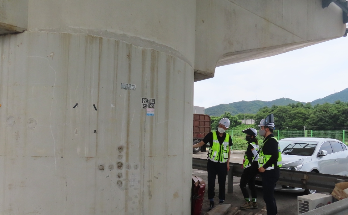 사진-김일환 원장, 내서교 정밀안전진단 및 성능평가 현장 안전보건점검 전경.(사진=국토안전관리원)