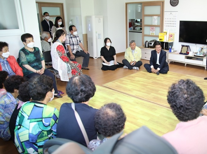 정종복 기장군수는 8일 지역 어르신들의 안전을 살피고 민원사항을 경청하기 위한 관내 경로당 방문을 시작으로 민선8기 군정의 본격활동에 나선다.(사진제공=부산 기장군)