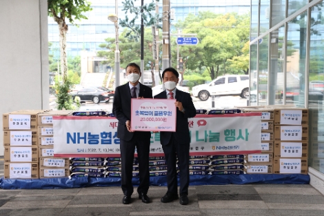 이성헌 서대문구청장(오른쪽)과 NH농협생명 류영수 부사장(왼쪽)이 초복 맞이 나눔 행사를 기념해 사진을 촬영하고 있다. 사진=NH농협생명