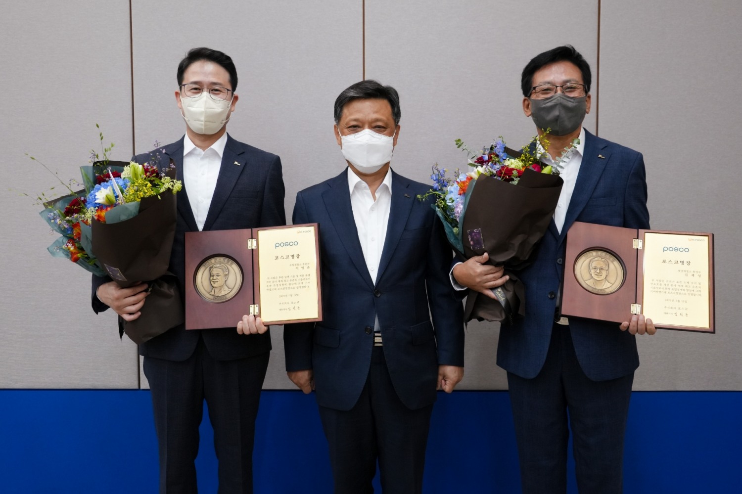 포스코 김학동 대표이사 부회장(가운데)이 포항제철소 후판부 이영춘 과장(왼쪽), 광양제철소 화성부 김제성 차장에게 포스코 명장 임명패를 수여했다.(사진=포스코)