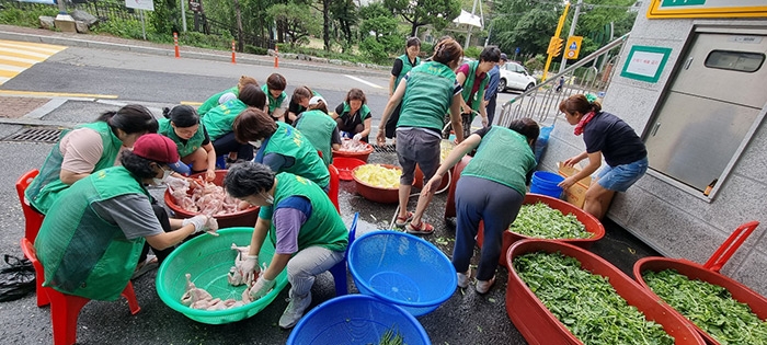 광명시 철산1동 새마을지도자협의회·부녀회, 홀몸 어르신과 취약계층 등 60여 가구에 사랑의 삼계탕 나눔