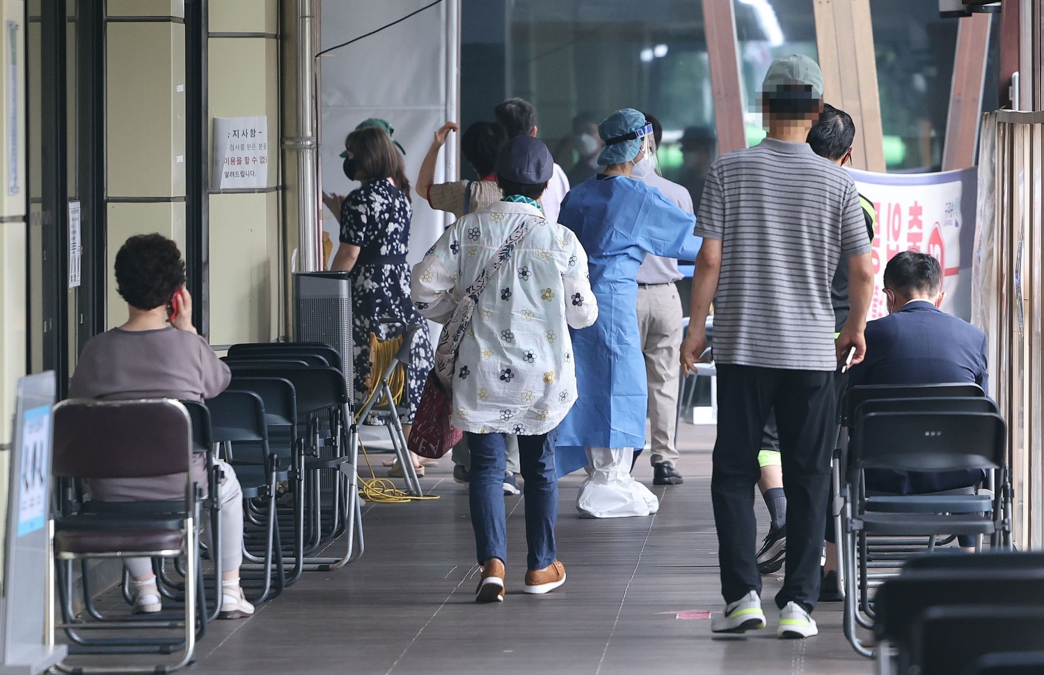 신종 코로나바이러스 감염증(코로나19) 신규 확진자 수가 4만342명을 기록한 17일 오전 서울 송파구보건소 코로나19 선별진료소를 찾은 시민들이 검사를 위해 대기하고 있다. 사진=연합뉴스