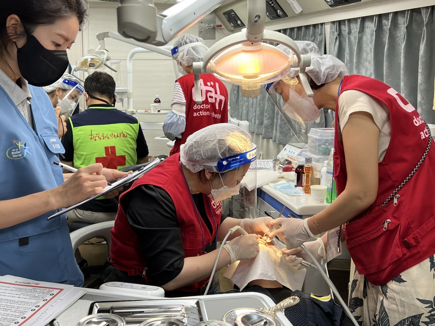 포스코건설이 지난 16일 부산 온천시장 정비사업 현장에서 외국인근로자에게 의료 봉사활동을 펼치고 있다.(사진=포스코건설)