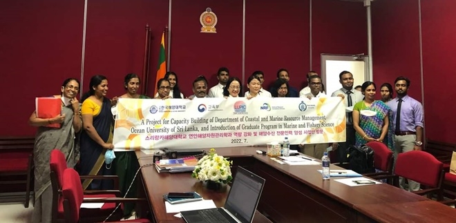 국제협력선도대학육성지원사업 스리랑카 현지 착수식 참석자들이 기념사진을 촬영하고 있다.(사진제공=한국해양대학교)