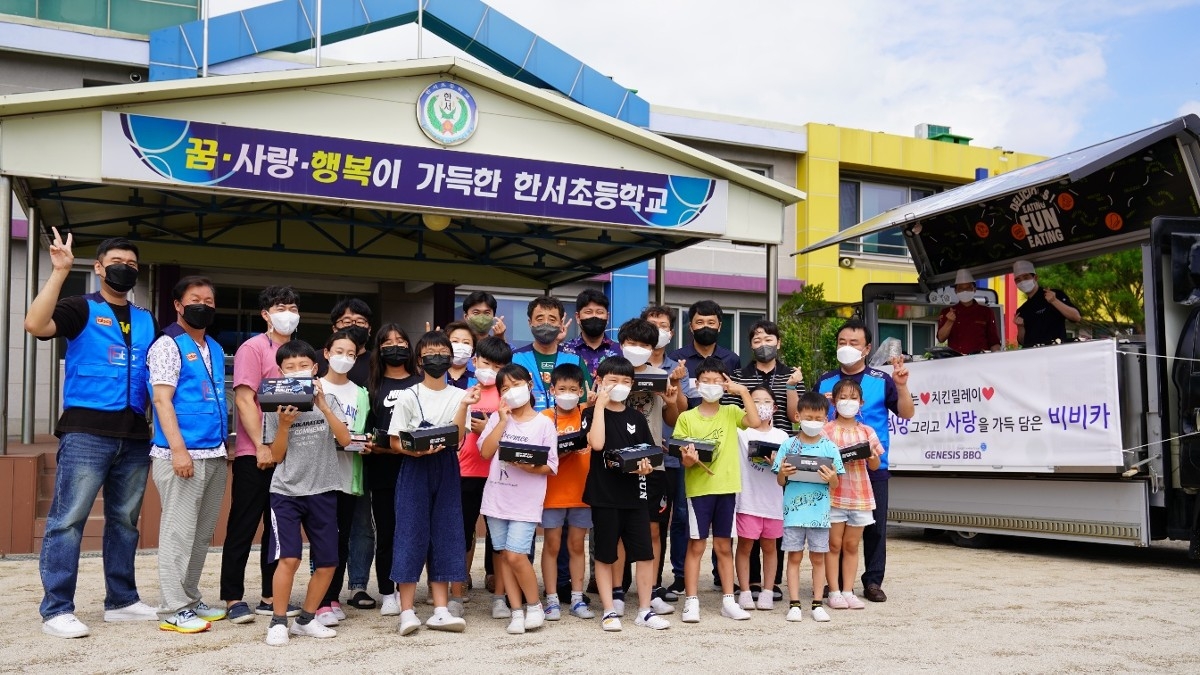 BBQ, 강원도 분교 방문해 아이들에게 치킨 전달