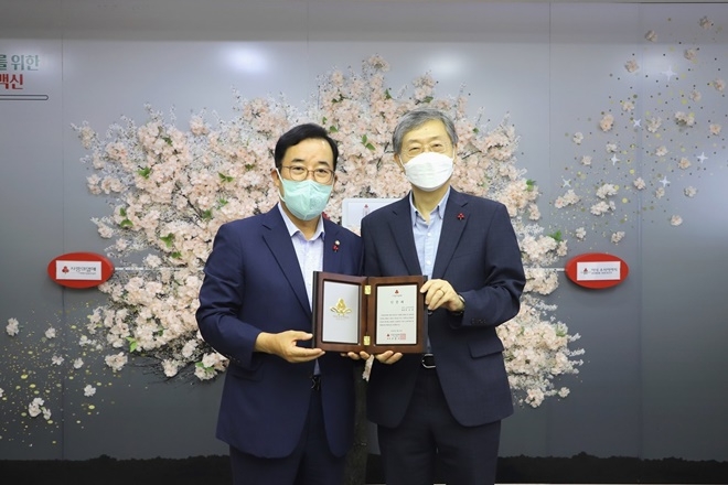 박성중 국회의원이 아너 소사이어티 2,936호로 가입하고 기념촬영(왼쪽 박성중 국회의원, 오른쪽 사랑의열매 조흥식 회장).(사진제공=사랑의열매)