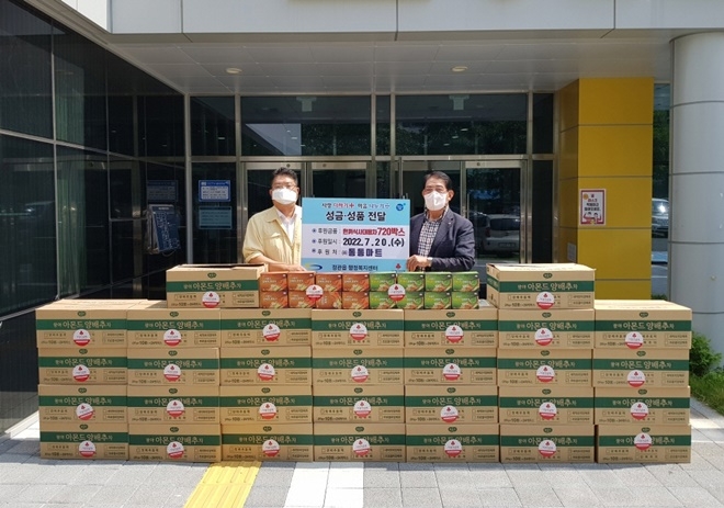 정관읍행정복지센터(읍장 김종천, 왼쪽)는 20일 ㈜통통마트(회장 김일만, 오른쪽)와 정관읍 저소득 취약계층을 위한 성품 기탁식을 갖고 기념촬영.(사진제공=부산 기장군)