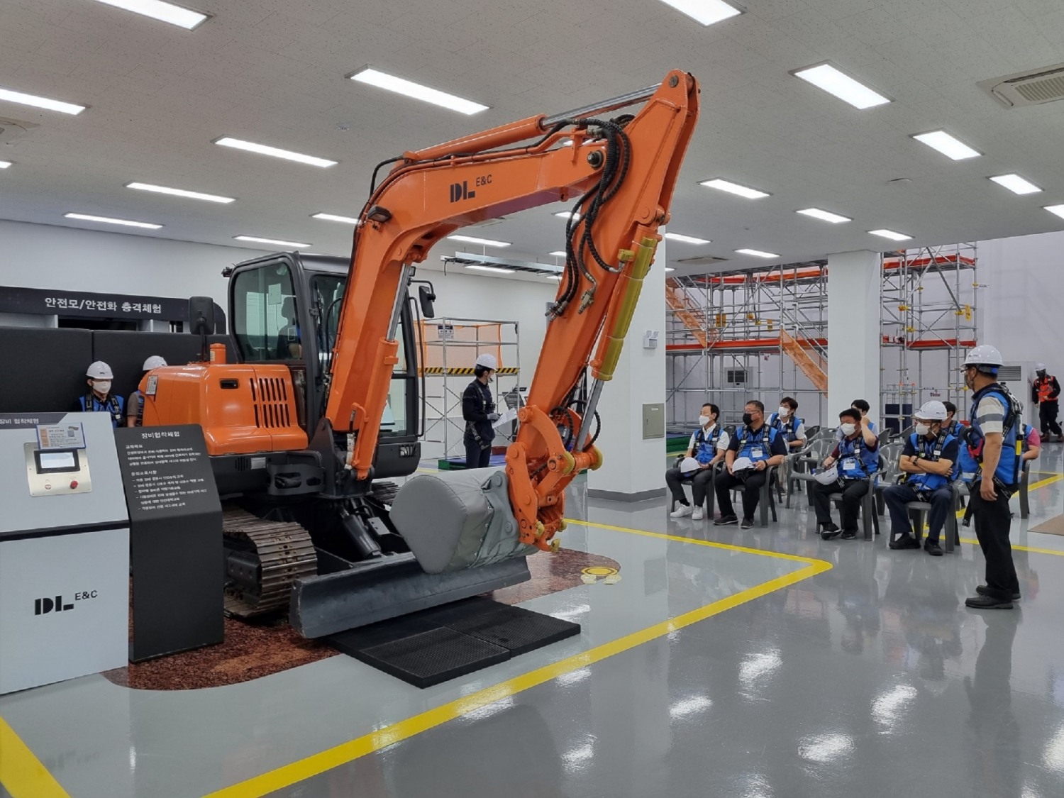 DL이앤씨 협력업체 대표들이 강사의 안내를 받으며 중장비 협착 사고 교육을 받고 있다.(사진=DL이앤씨)