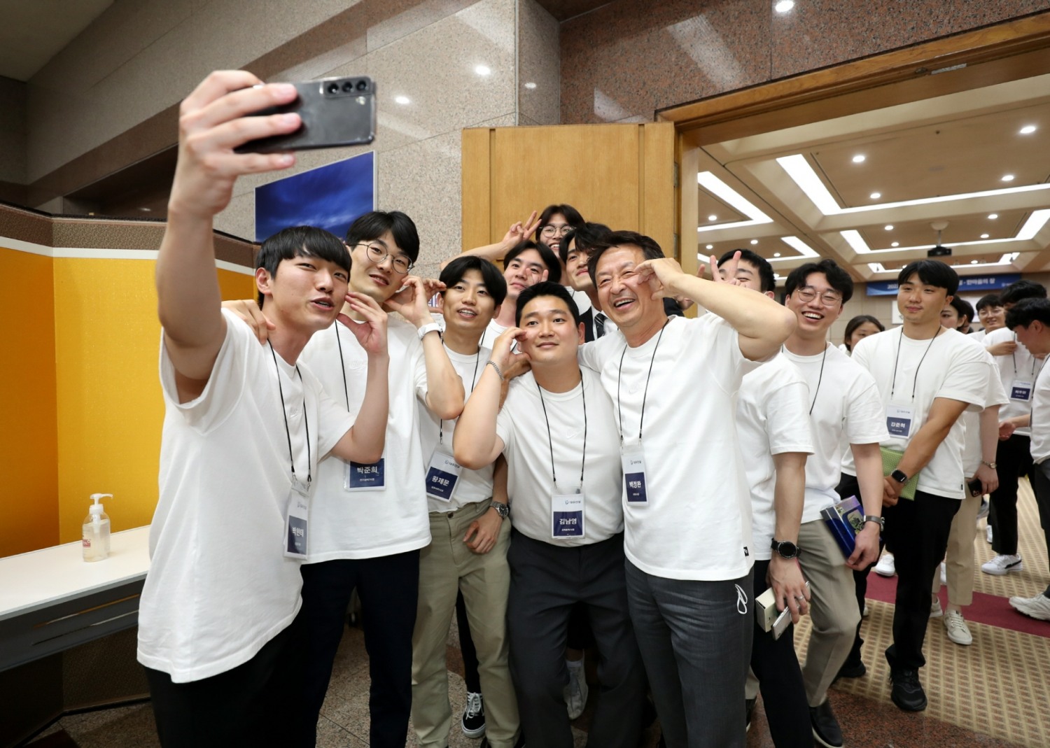 대우건설 백정완 대표이사가 하반기 신입사원들과의 대화를 통한 소통의 자리를 가지고 있다.(사진=대우건설)