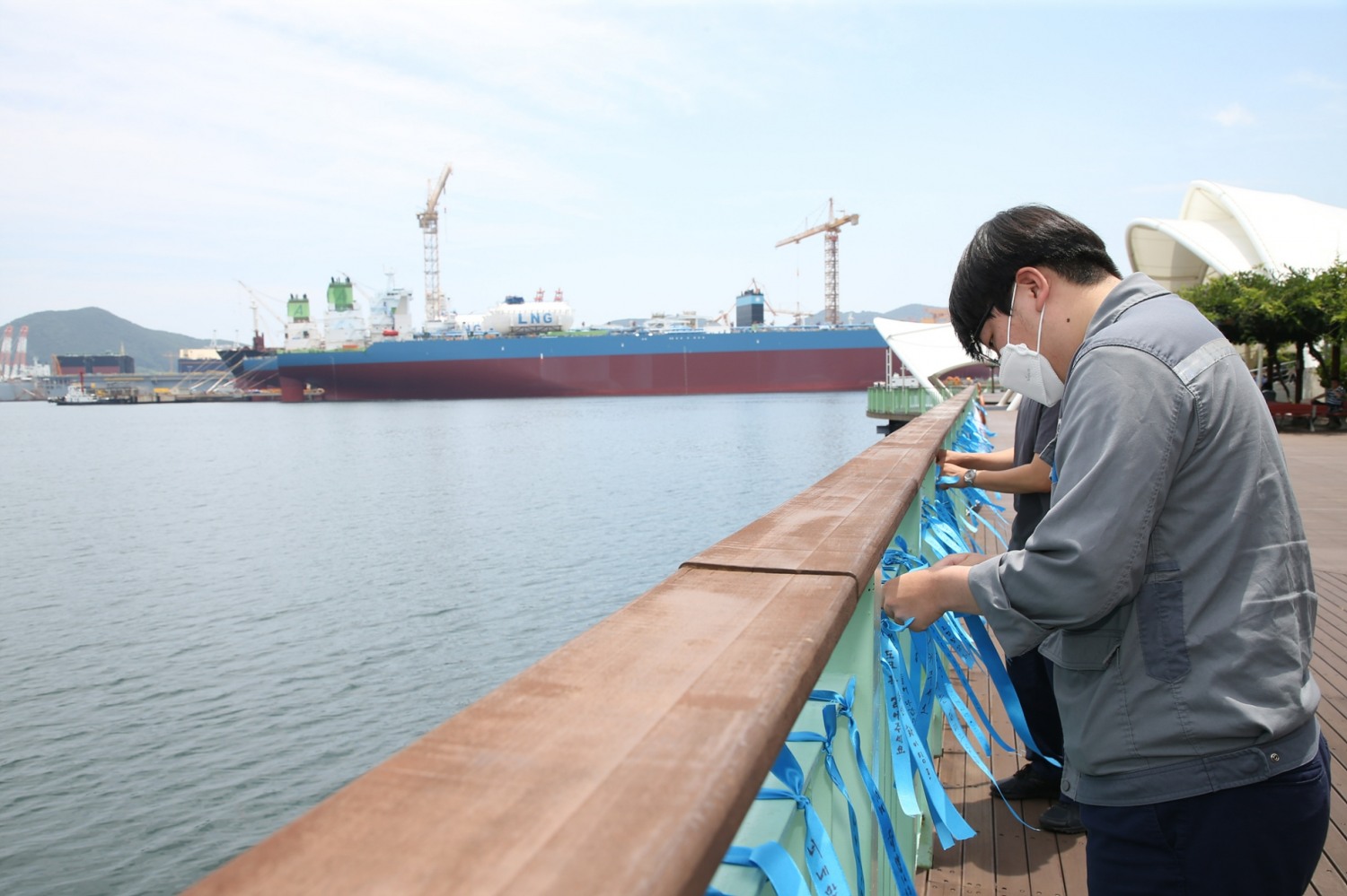 대우조선해양 직원들이 1도크 정상화를 기원하는 메시지가 적힌 리본을 달고 있다.(사진=대우조선해양)