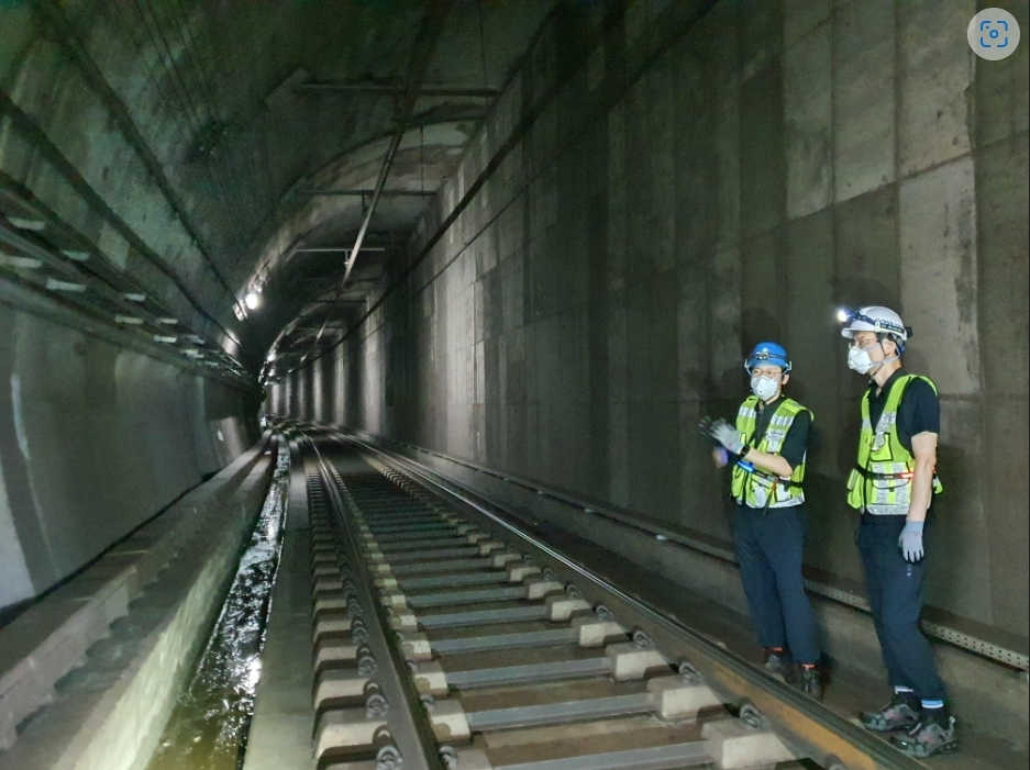 김일환 국토안전관리원 원장(오른쪽에서 첫 번째)이 정밀안전진단 현장을 살펴보고 있다.(사진=국토안전관리원)