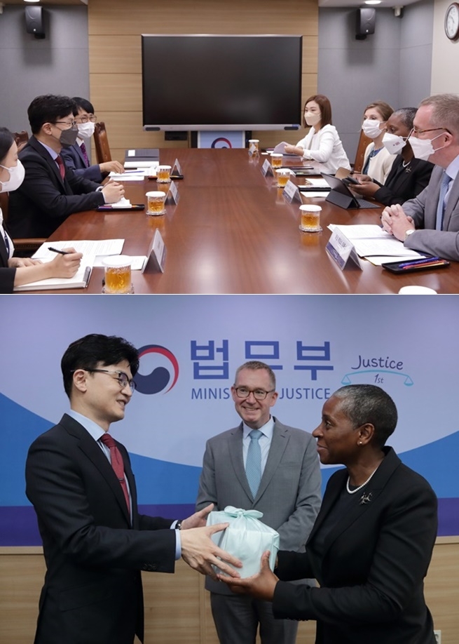 (위)한동훈 법무부장관이 영측 방문단과 한-영 양국간 법무분야 교류․협력 방안 등에 대해 논의하고 있다./(아래)한동훈 법무부장관이 스테파니 보이스 영국사무변협회장에게 기념품을 증정하고 있다.(사진제공=법무부)