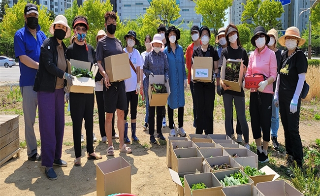 노숙인 무료급식소인 꽃동네회관 채소 기부활동 모습