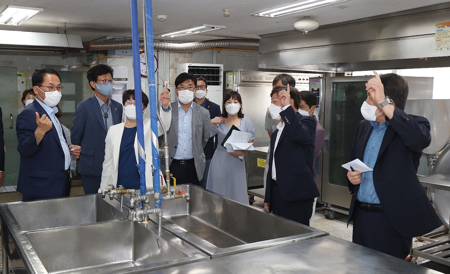 성남서중학교 급식실을 방문한 경기도의회 더불어민주당