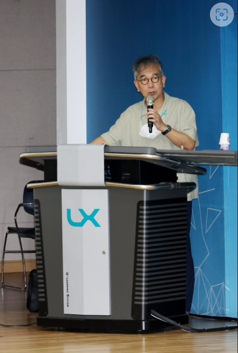 정현채 서울대 의과대학 명예교수가 지난 27일 LX공사 전주 본사에서 ‘죽음은 소멸인가, 옮겨감인가’를 주제로 인문학 강연을 하고 있다. (사진=LX한국국토정보공사)