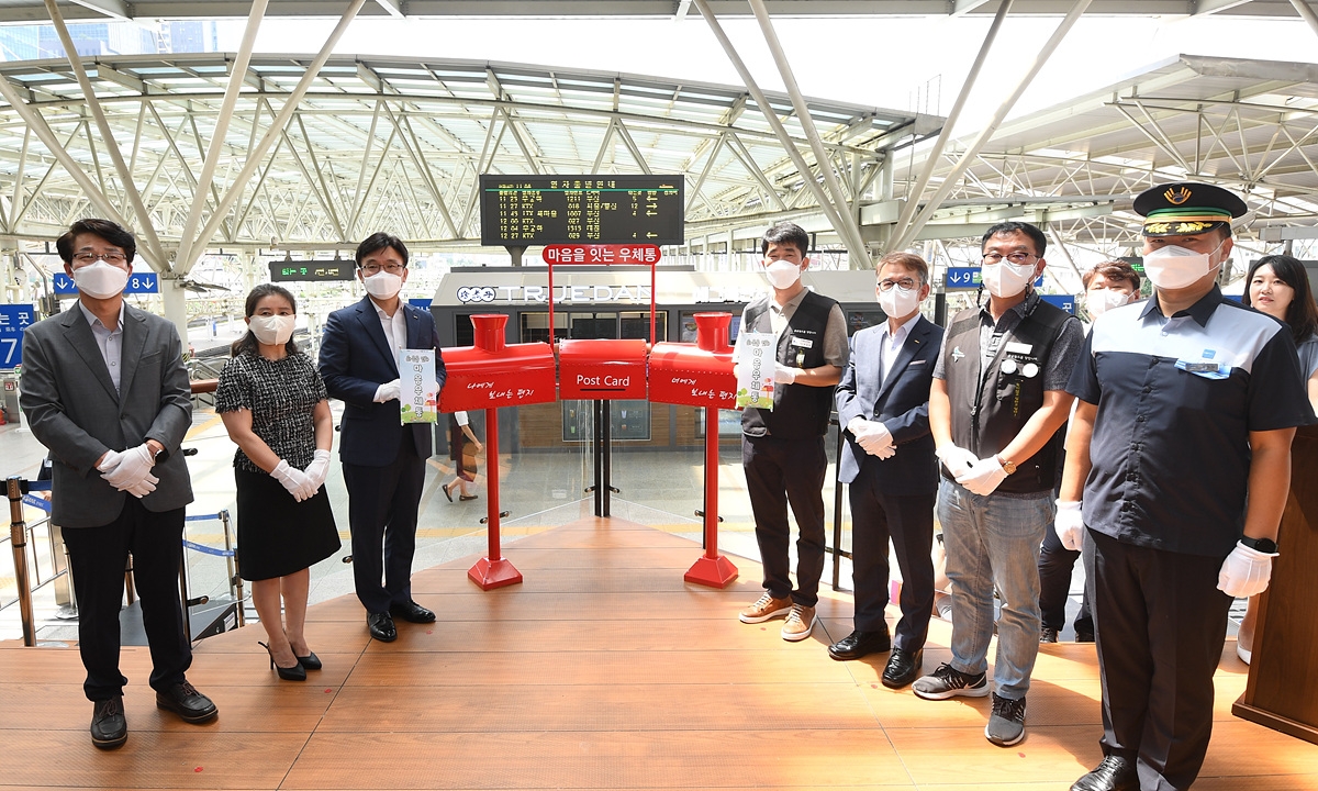 나희승 코레일 사장(사진 왼쪽에서 세번째)과 박인호 전국철도노동조합 위원장(왼쪽에서 네번째)이 29일 오전 서울역에서 ‘마음을 잇는 우체통’ 제막식을 열었다.(사진=코레일)