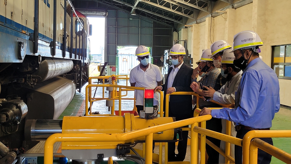 모하메드 핫산 만수르(Mohammad Hassan Mansur) 방글라데시 철도국장과 관계자들이 가야차량사업소 유지보수설비를 둘러보고 있다.(사진=코레일)