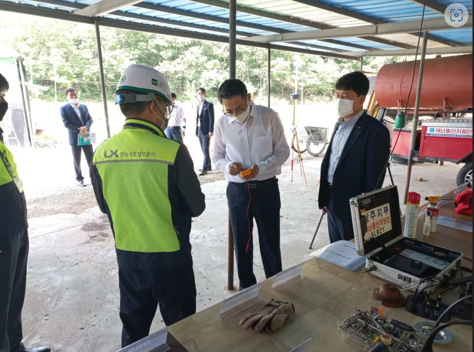 김정렬 사장이 지난 4일, LX상주지사를 방문해 전기울타리 제거를 위한 전기테스터기를 점검하고 있다. (사진=LX한국국토정보공사)