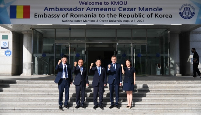 8월 5일 간담회 참석자들이 기념사진을 촬영하고 있다. 왼쪽 세 번째가 도덕희 총장, 네 번째가 체자르 마놀레 아르메아누 주한 루마니아 대사.(사진제공=한국해양대학교)