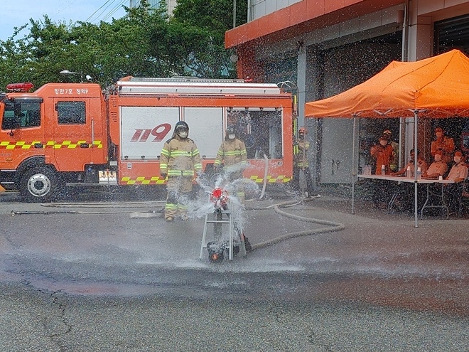상방방수관창·셀라관창 장비숙달훈련.(사진제공=부산소방재난본부)