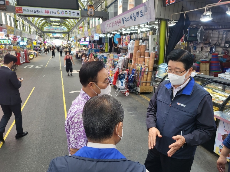 정진수 중소기업유통센터 대표이사가 서울 양천구 신영시장을 방문해 현장 상황을 듣고 복구 지원을 논의하고 있다. 사진=중소기업유통센터