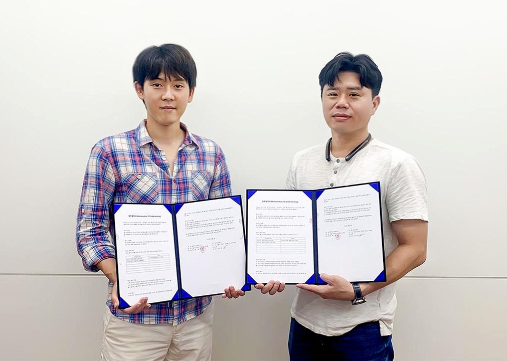 포톤스페이스재단 서효준 이사장(왼쪽)과 비알오 김두민 대표(오른쪽)이 업무협약 체결 이후 기념사진을 촬영하고 있다. 사진=페루자 코퍼레이션