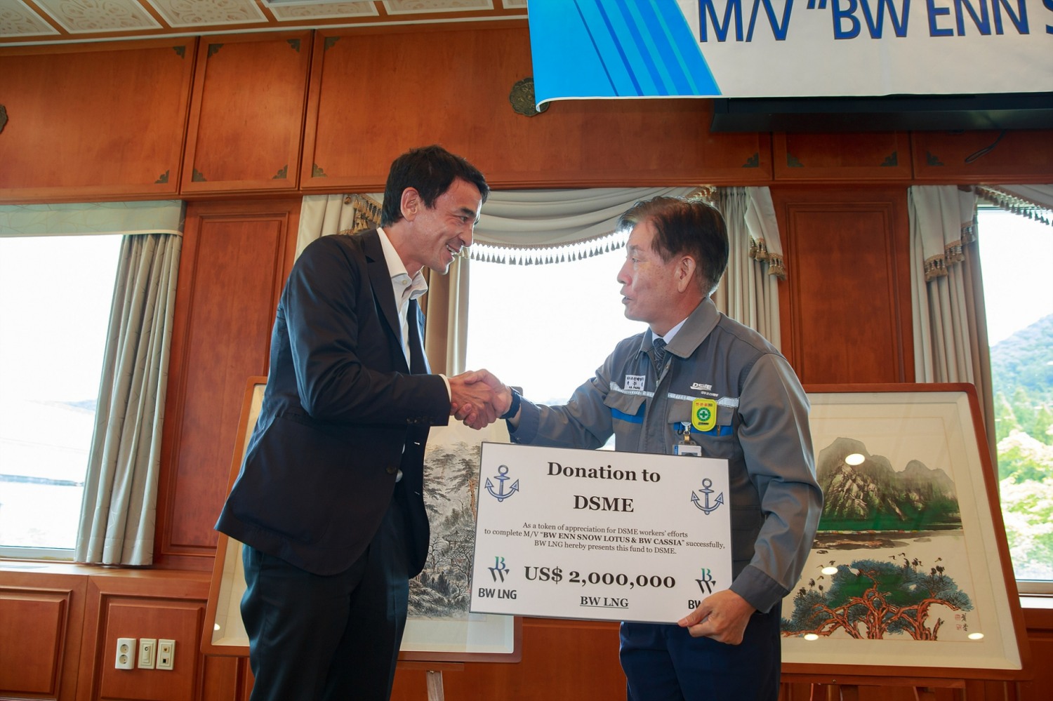 지난 10일 거제 옥포조선소에서 열린 LNG운반선 명명식에서 BW社 안드레아스 소멘 파오 회장(왼쪽)이 대우조선해양 박두선 사장에게 특별보너스를 전달하고 있다.(사진=대우조선해양)