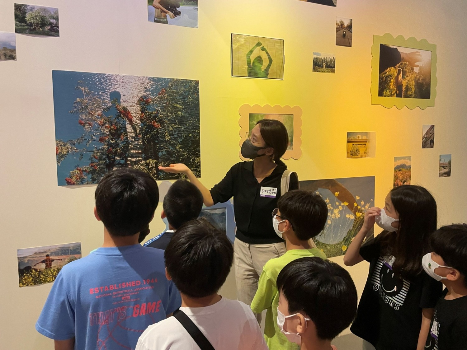 DL그룹 직원 자녀들이 서울 성동구에 위치한 디뮤지엄에서 《어쨌든, 사랑: Romantic Days》 전시를 관람하고 있다. (사진=디뮤지엄)