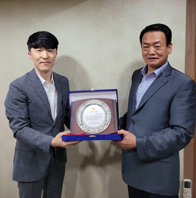 류승훈 중부소방서장(왼쪽)이 중구의회에 감사패를 전달하고 기념촬영.(사진제공=부산소방재난본부)