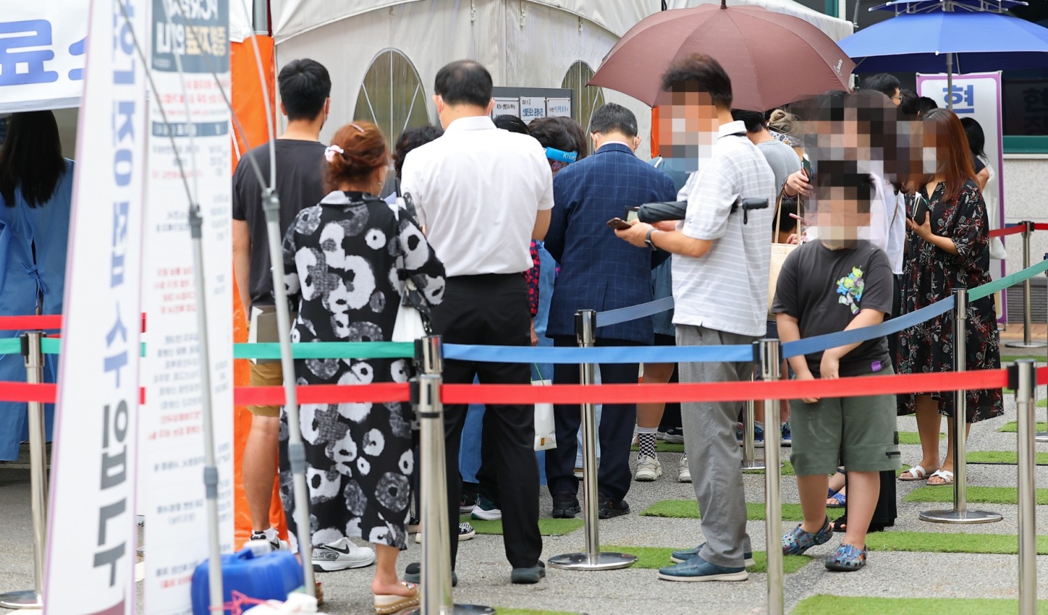 지난 25일 오전 서울 강남구보건소에 마련된 코로나19 임시선별진료소를 찾은 시민들이 검사를 기다리고 있다. 사진=연합뉴스