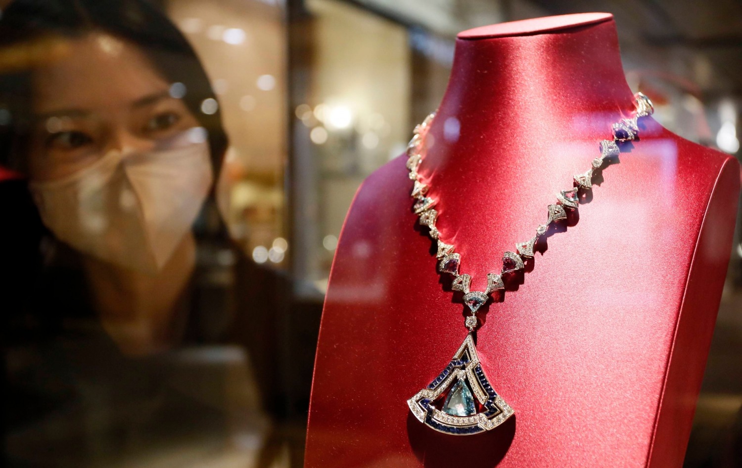 갤러리아백화점은 압구정동 명품관에서 ‘해양(OCEAN)’을 주제로 명품시계 및 보석을 전시하는 ‘Exploring the OCEAN’을 9월 1일까지 진행한다. 갤러리아백화점 관계자는 "△불가리 △그라프 △피아제 △브레게 △위블로 등 13개 브랜드가 참여, 총 90억원 상당의 보석∙시계를 전시 판매한다"라며 "전시 대표 상품은 이탈리아 럭셔리 주얼리 브랜드 ‘불가리’의 ‘디바스 드림(Divas’ Dream)’이다"고 밝혔다.