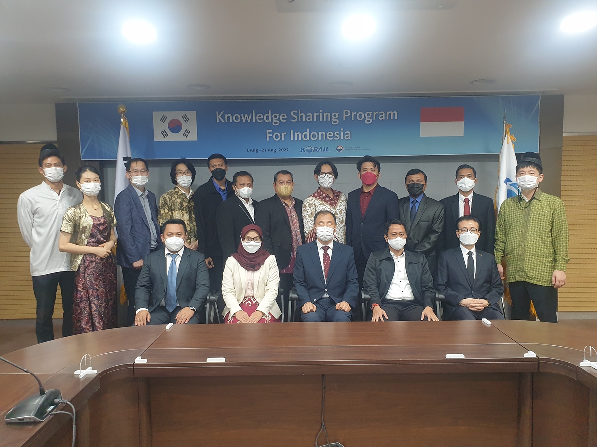 코레일은 지난 26일 오후 코레일 서울사옥 8층 영상회의실에서 ‘인도네시아 육상교통 분야 역량 강화’ 초청 연수과정 수료식을 가졌다.(사진=코레일)