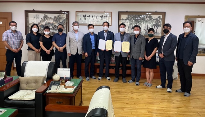 왼쪽 7번째 고영훈 지부장, 8번째 삼정기업 진성기 대표가 후원약정서를 내보이며 기념촬영.(사진제공=한국법무보호복지공단울산지부)