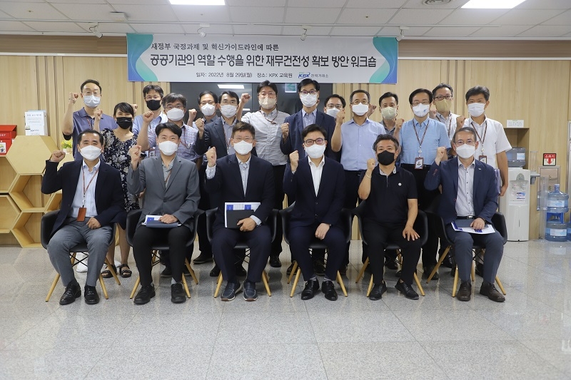 맨 앞줄 왼쪽부터 박중환 경영기획부이사장, 곽지섭 전력거래소 우리노동조합 위원장, 정동희 이사장, 정도진 중앙대 교수, 이진우 전력거래소 노동조합 위원장, 양성배 전력거래소 전력계통부이사장. (사진=전력거래소)