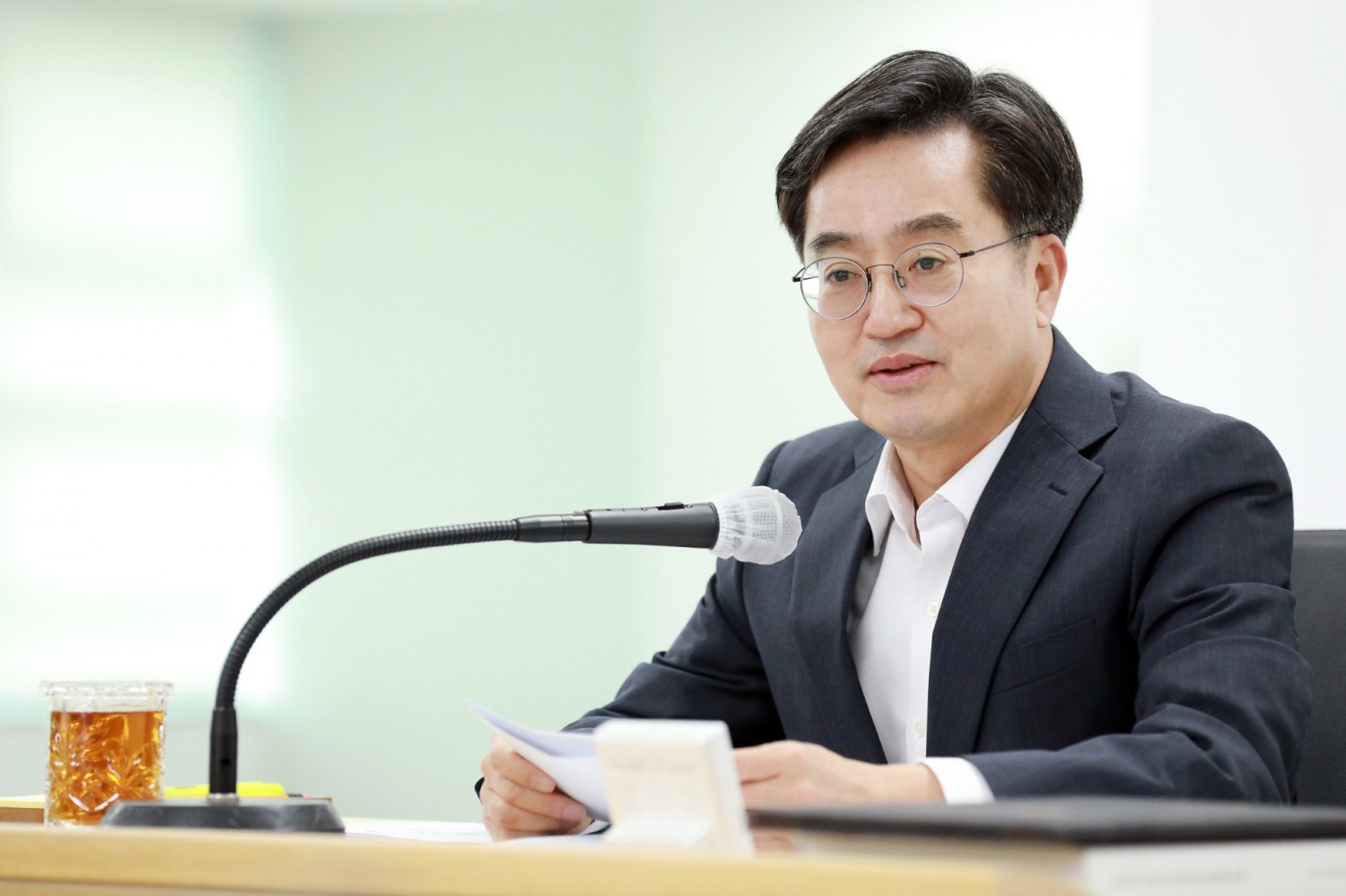 8월 도정 열린회의를 진행하는 김동연 지사