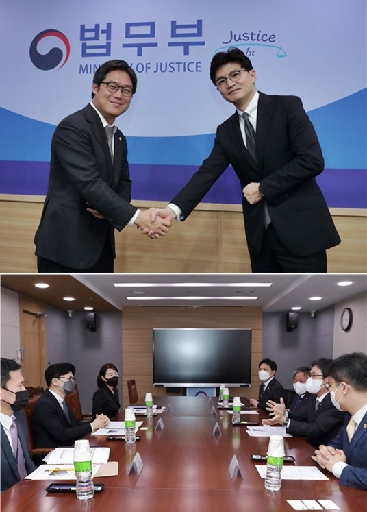 (위사진) 왼쪽 김정욱 서울지방변호사회장, 오른쪽 한동훈 법무부장관이 악수를 나누고 있다.(사진제공=법무부)