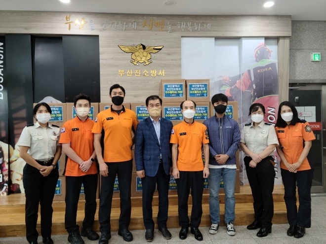 소방활동시 필요한 물티슈 기증행사를 갖고 기념촬영.(사진제공=부산소방재난본부)