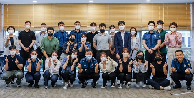 김병수 경남경찰청장이 MZ세대 경찰관과 소통간담회를 갖고 기념촬영.(사진제공=경남경찰청)