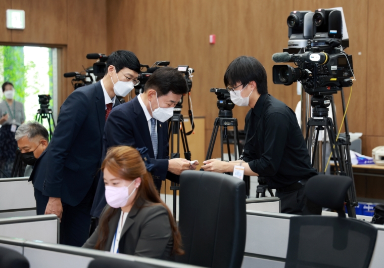 김진표 의장, 제59회 방송의날 맞아 국회출입기자실 격려 방문