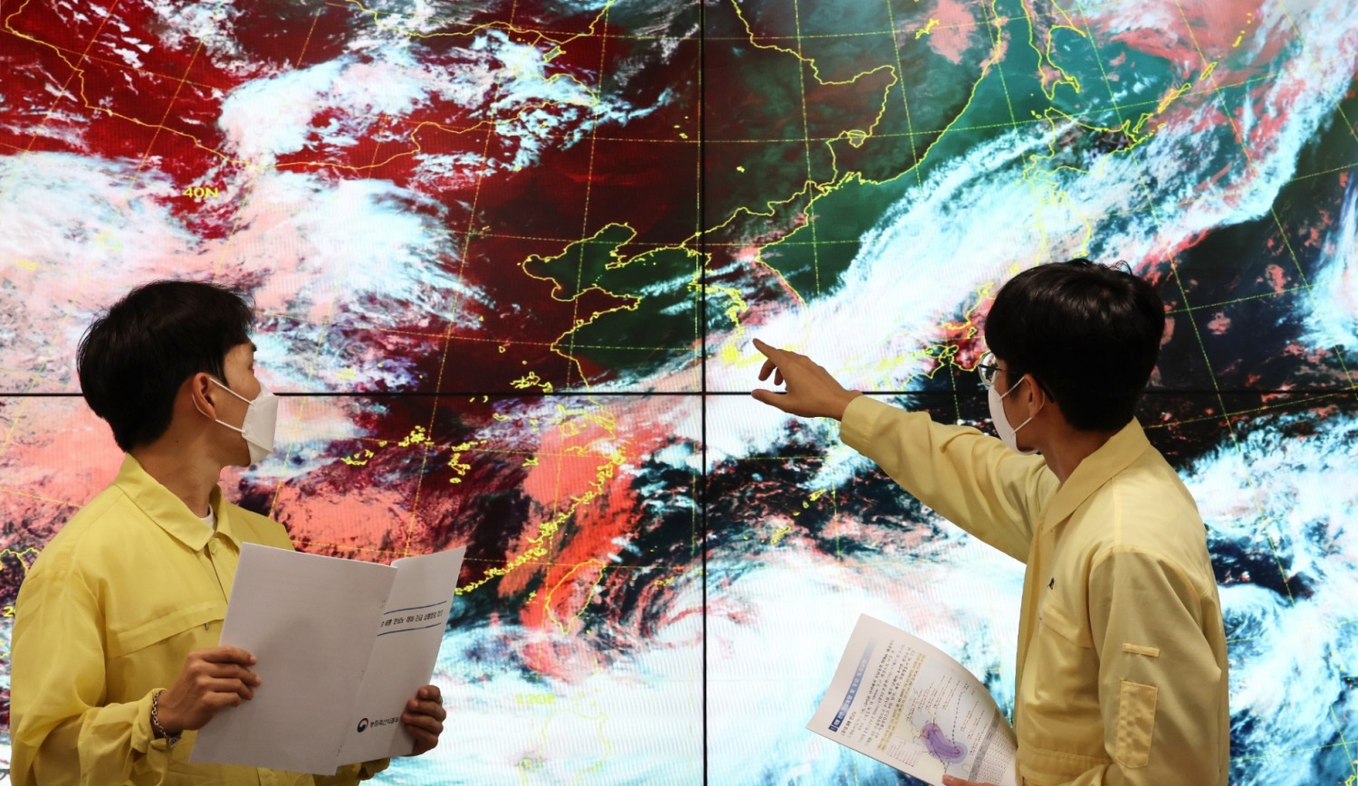 세종시 정부세종청사 농림축산식품부 농업재해대책상황실에서 관계자들이 태풍의 예상 진로를 주시하고 있다. 사진=연합뉴스