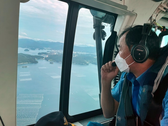 윤병두 남해해경청장이 4일 오후 제11호 태풍 힌남노 북상 대비 항공순찰을 하고 있다.(사진제공=남해지방해양경찰청)