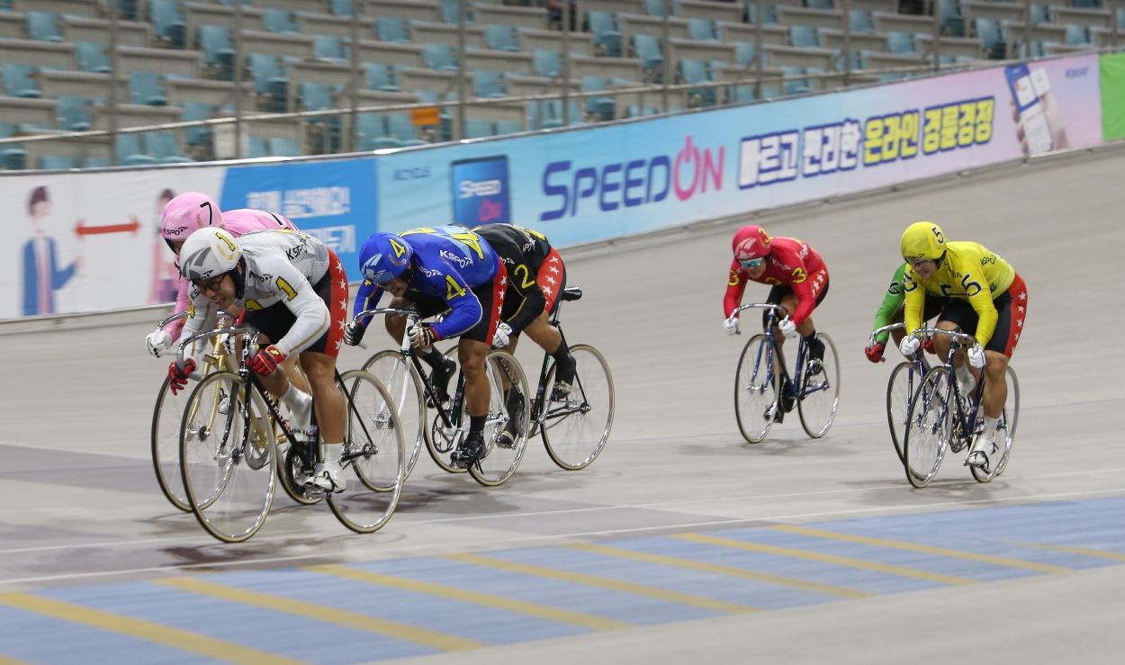 광명스피돔에서 특선급 선수들이 결승선을 향해 질주하고 있다. (사진=국민체육진흥공단)