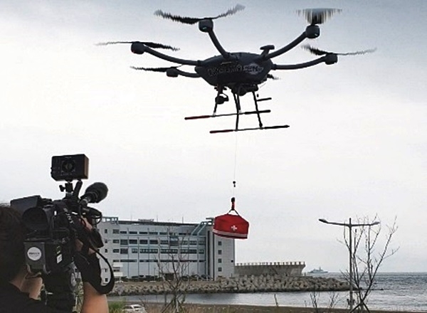 해양드론기술에서 드론으로 배달을 하고 있다.(사진제공=한국해양대학교)