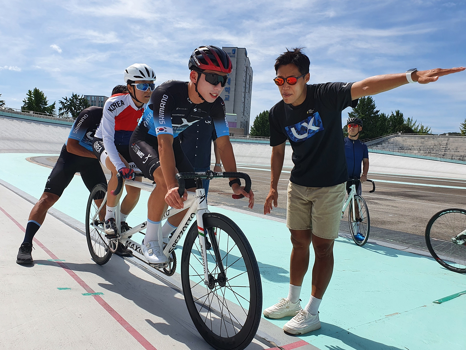 LX 사이클선수단이 장애인 사이클 국가대표 및 상비군과 함께 훈련을 진행했다. (사진= LX한국국토정보공사)