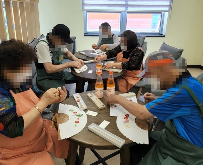 기장군농업기술센터가 기장군치매안심센터와 업무협약을 맺고 지난 5월부터 8월까지 치유농업프로그램을 진행한 모습.(사진제공=부산 기장군)