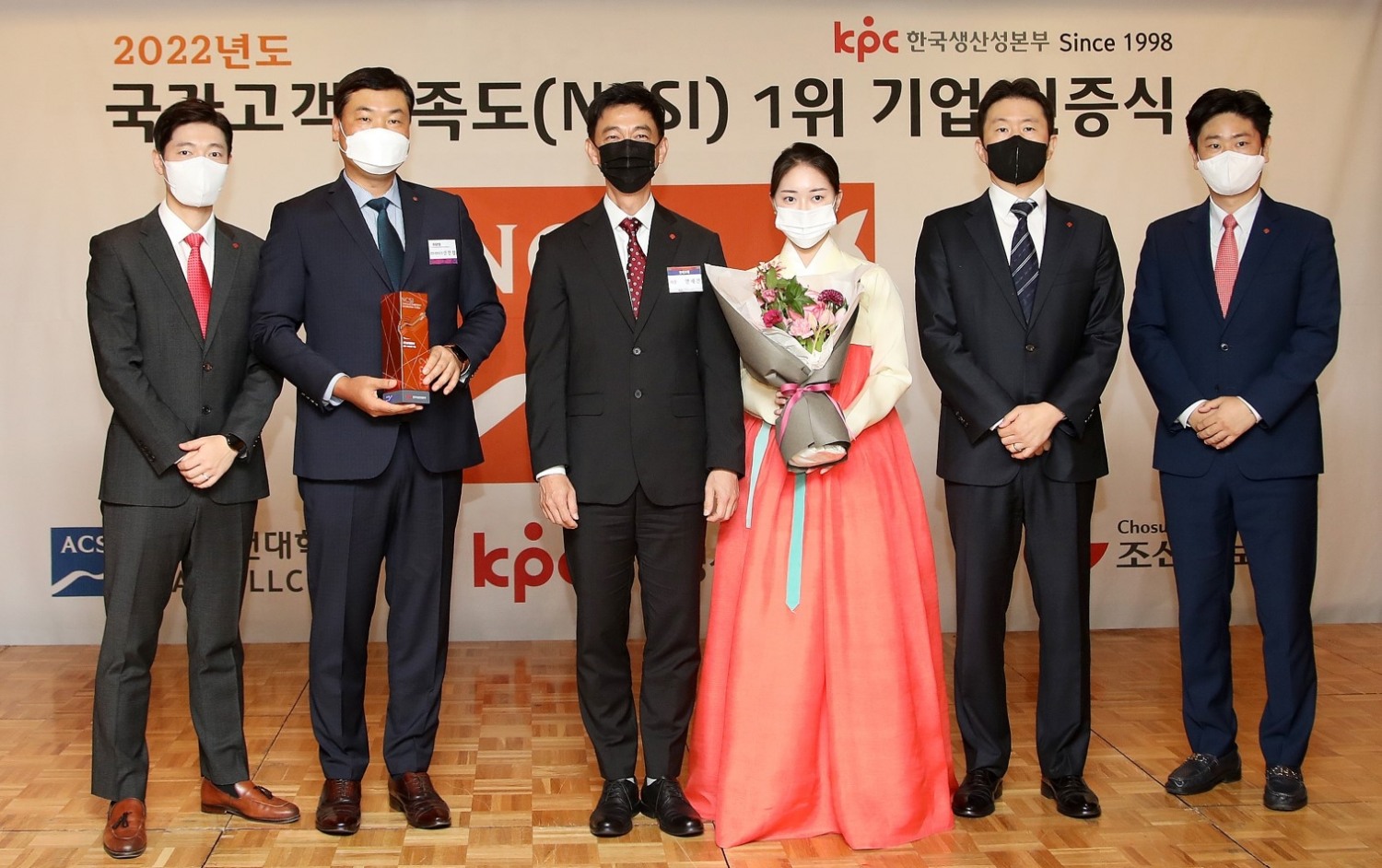 27일, 안세진 롯데호텔 대표이사(우측)가 안완기 한국생산성본부 회장(좌측)과 ‘2022 국가고객만족도(NCSI)’ 1위 기업 인증식에서 수상 후 기념 촬영을 하고 있다.(사진=호텔롯데)