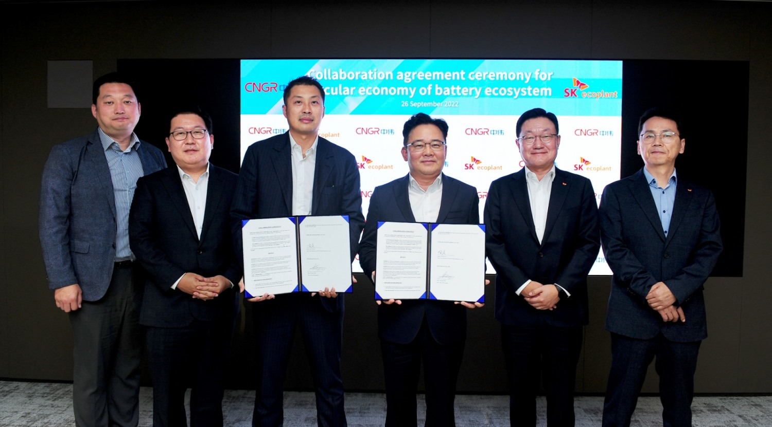 박경일 SK에코플랜트 사장(사진 왼쪽 네번째)과 토니 타오(Tony Tao Wu) CNGR 부회장(왼쪽 세번째)을 비롯한 양사 관계자들이 협약 체결 후 기념촬영을 하는 모습.(사진=SK에코플랜트)