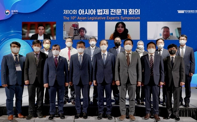 단체사진 촬영중인 ALES 참석자들.(사진제공=한국법제연구원)