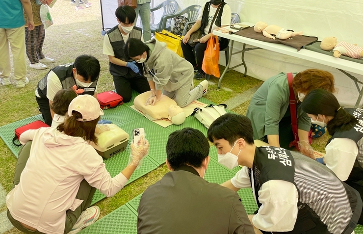 인천성모병원, 소래포구축제서 심폐소생술 응급처치 체험행사 실시