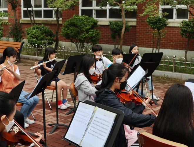 지난해 6월 등굣길 오케스트라 공연 모습.(제공=인지초등학교)